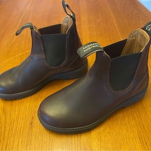 Blundstone Chelsea size 7.5 (I think they run small, so it fits like a 7 on me)